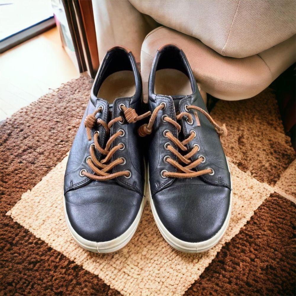 Ecco Women’s leather lace up sneakers in EUC